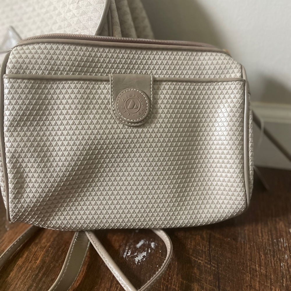 Two (2) - TRUE 1983-84 VINTAGE Liz Claiborne Cream Shoulder Bags Textured Design - Picture 2 of 12